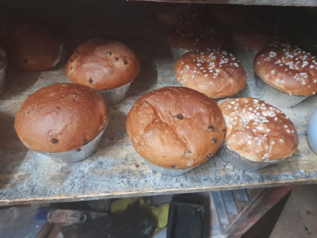 mesa con variedad de panes de panadería artesana
