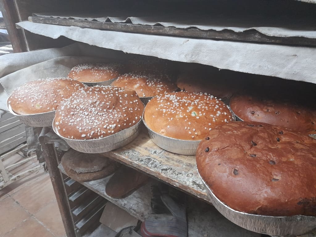mesa con variedad de panes de panadería artesana