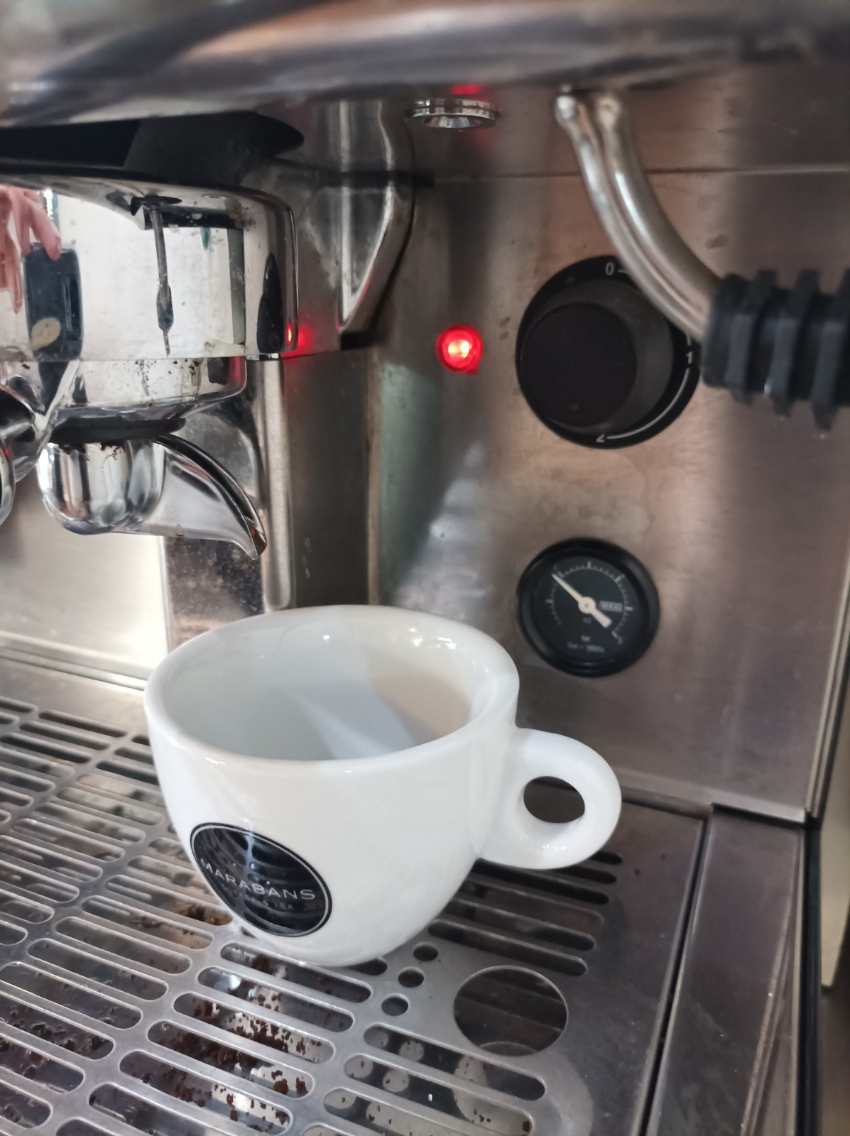Panadería 2 taza de cafe en máquina